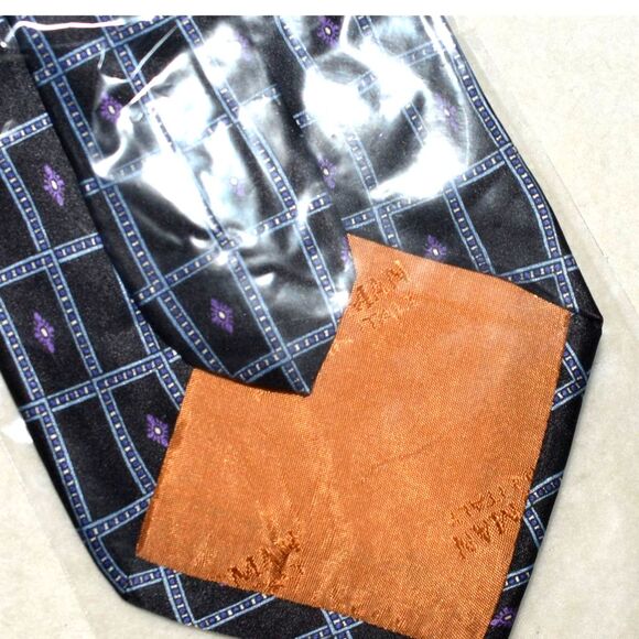 NIP Today's Man Made In Italy 100% Silk Striking Navy Blue Touch Of Purple Tie - Picture 3 of 4